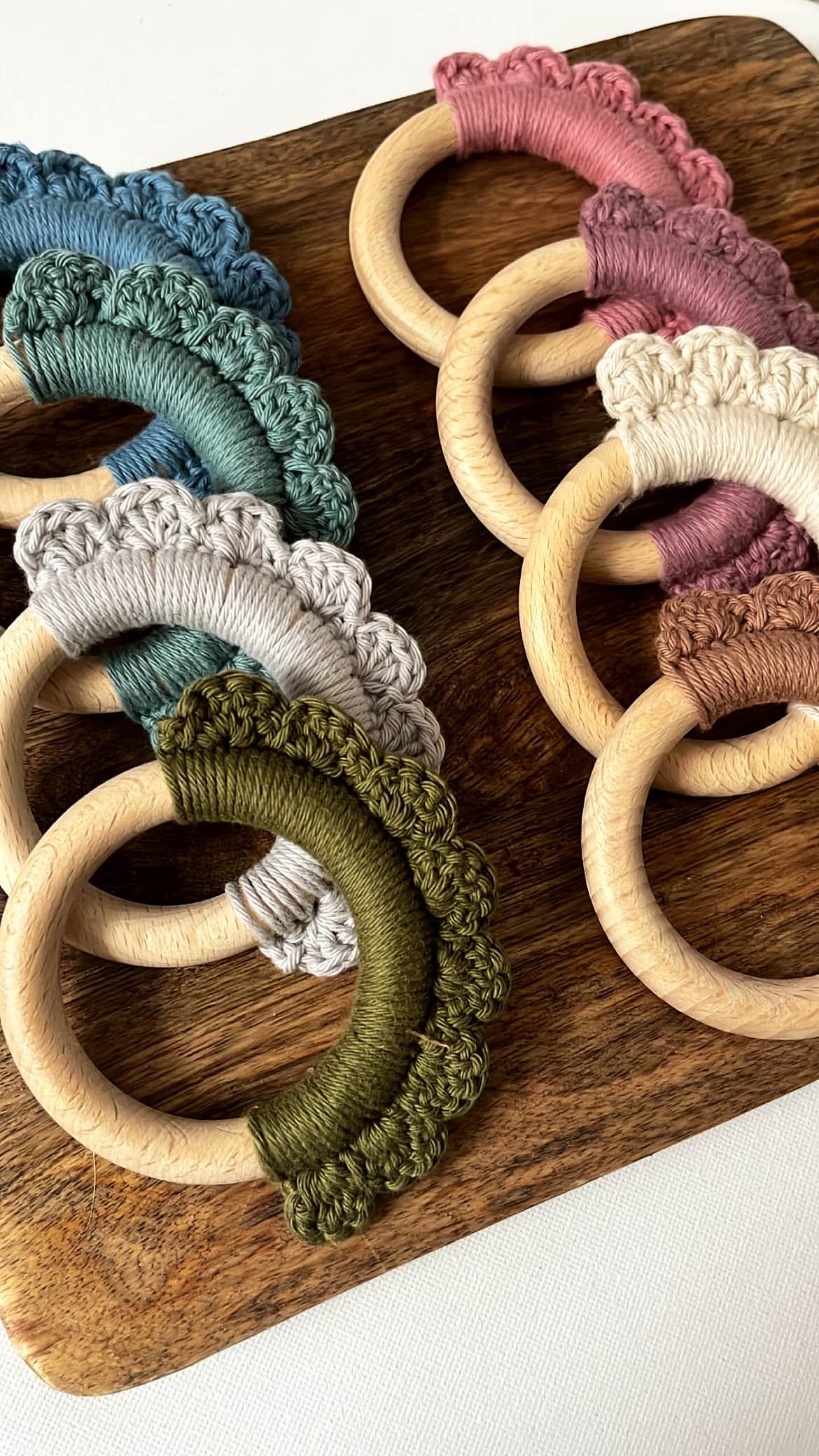 Hochet, hochets, hochet en bois, hochet au crochet, anneau de dentition, hochet bébé, hochet bébé personnalisé, hochet en bois personnalisé, anneau en bois personnalisé, anneau de dentition pour bébé, jouet à saisir bébé, jouet de dentition,