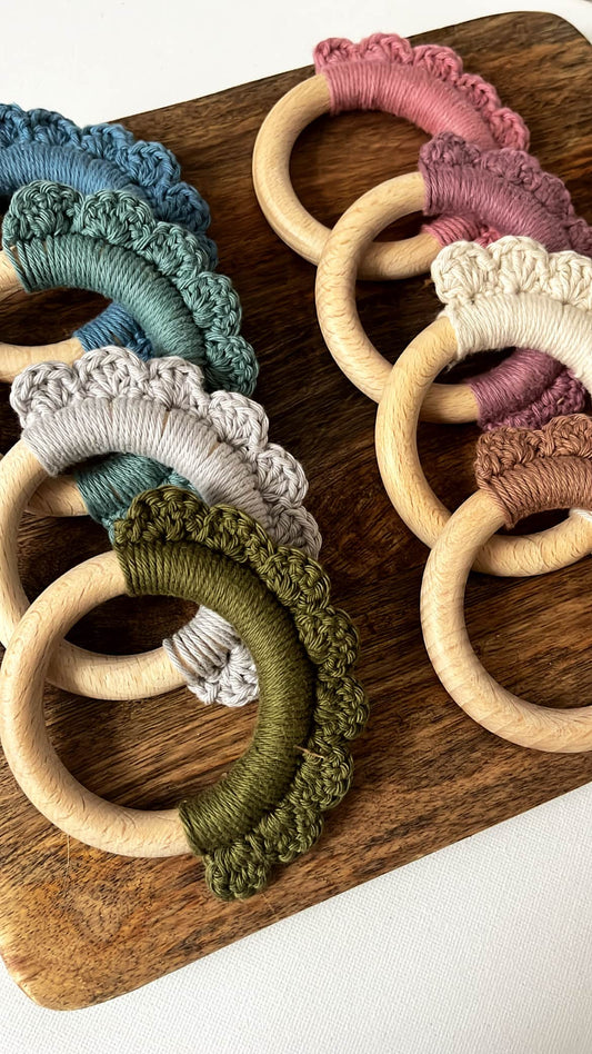 Hochet, hochets, hochet en bois, hochet au crochet, anneau de dentition, hochet bébé, hochet bébé personnalisé, hochet en bois personnalisé, anneau en bois personnalisé, anneau de dentition pour bébé, jouet à saisir bébé, jouet de dentition,