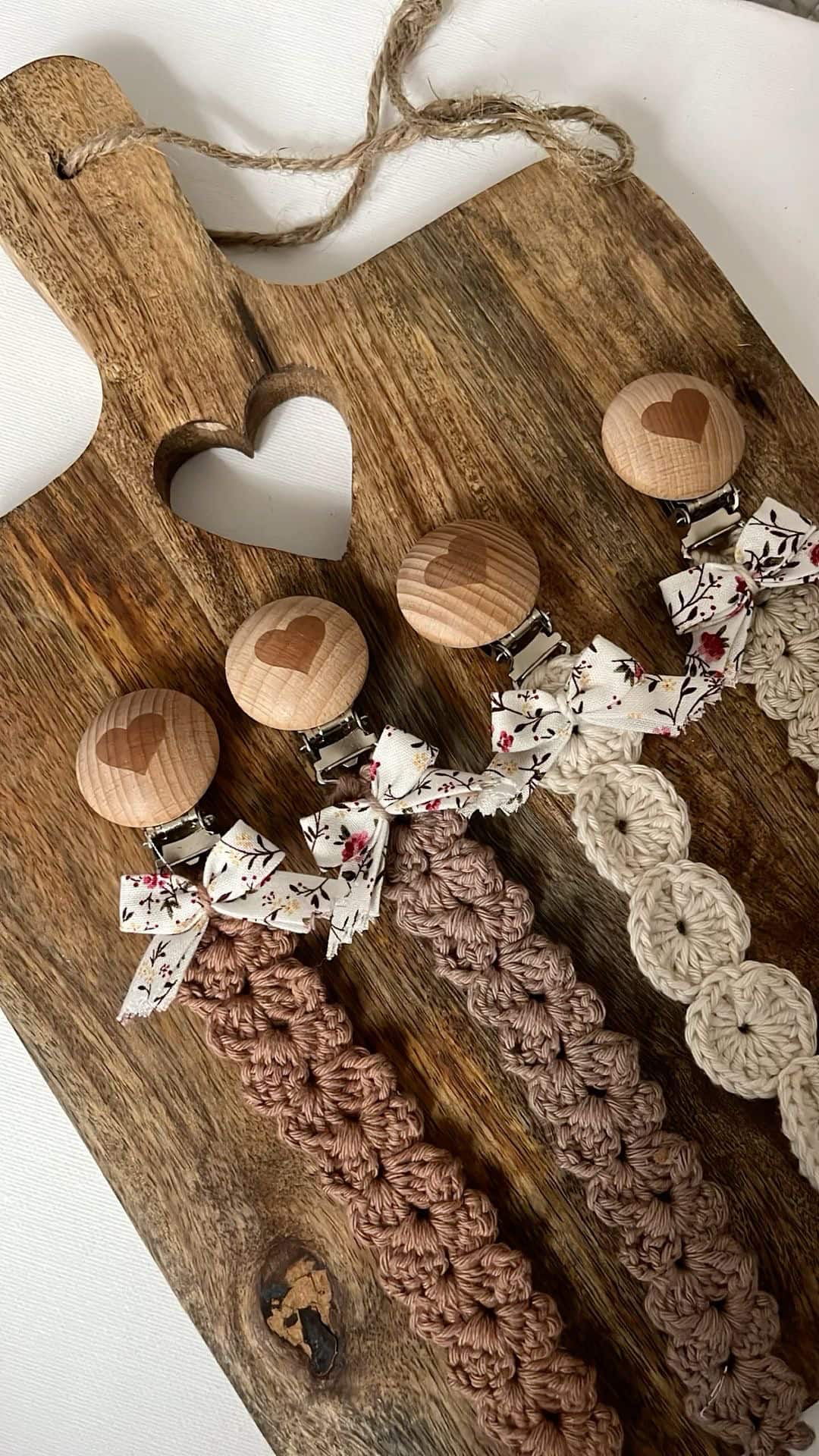 attache tétine au crochet, porte tétine, accessoire bébé, clips tétine, tétine, sécurité, personnalisable, idées cadeaux pour bébé, cadeau bébé shower, matériel pour bébé, tendances en puériculture
