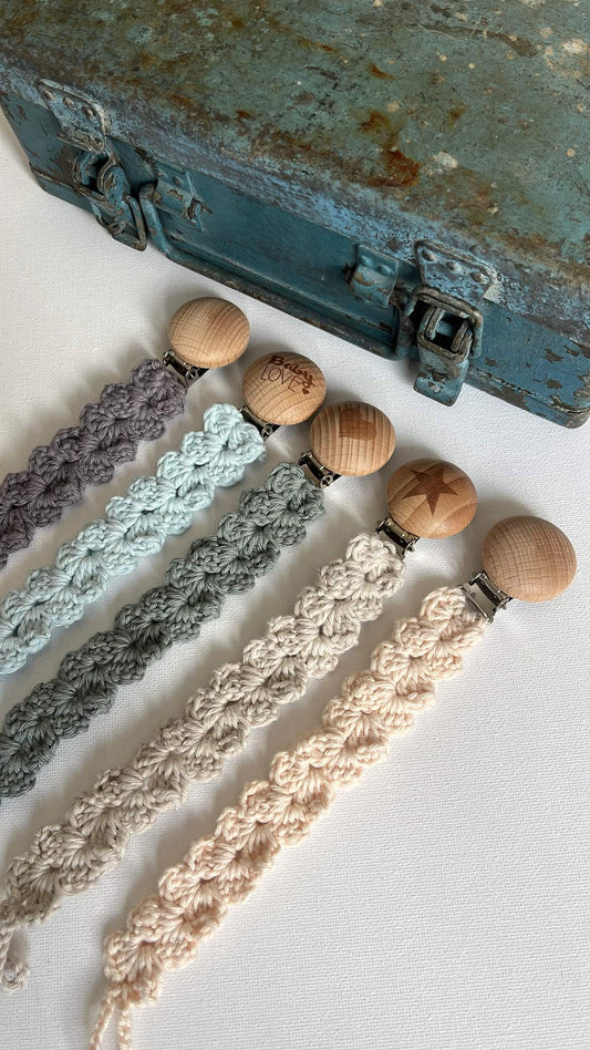 attache tétine gravé, porte sucette, accessoires bébés, accessoire pour bébé, sécurité pour bébé, matériel pour bébé, idées cadeaux pour bébé, indispensable pour bébé, cadeau de naissance, cadeau pour baby shower