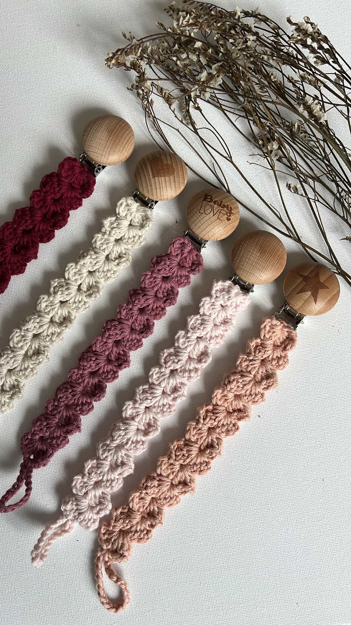 clips en bois, gravure prénom, personnalisation pour bébé, cadeau de naissance, cadeau baby shower, idée cadeau originale 