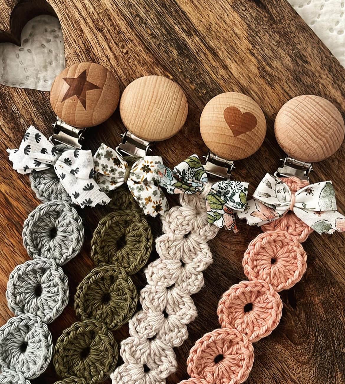 clips en bois, gravure prénom bébé, porte sucette personnalisable, attache tétine mam, attache sucette personnalisé, clips de sucette 